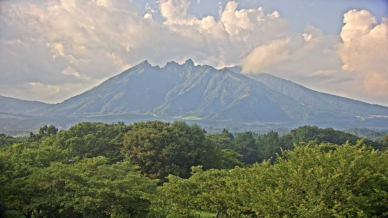 南阿蘇からみた阿蘇山系の根子岳