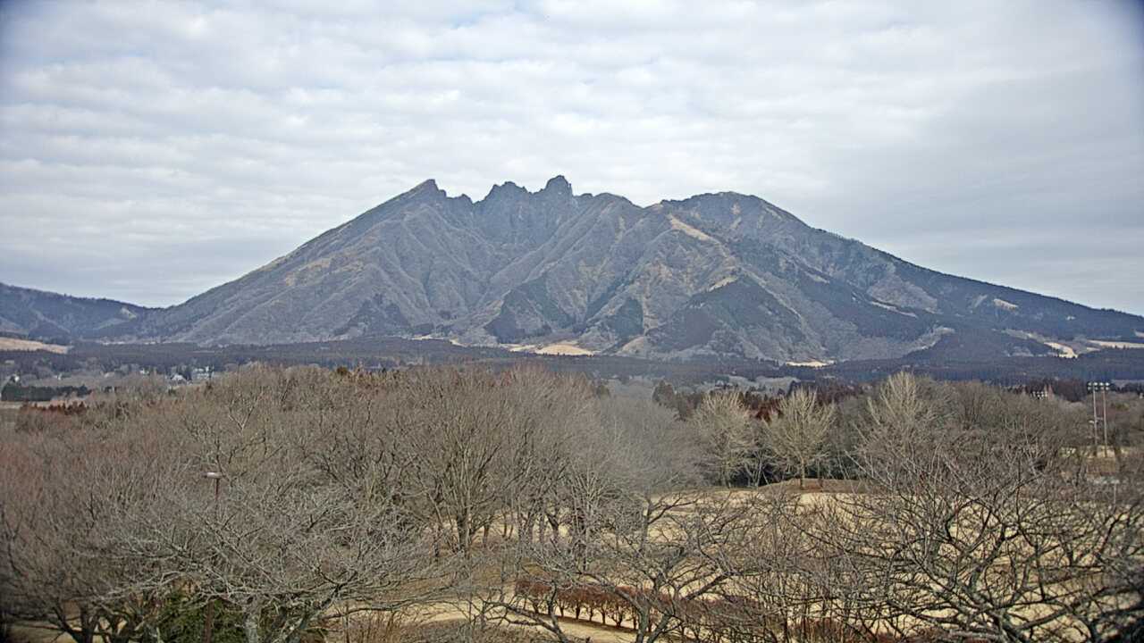 南阿蘇からみた阿蘇山系の根子岳