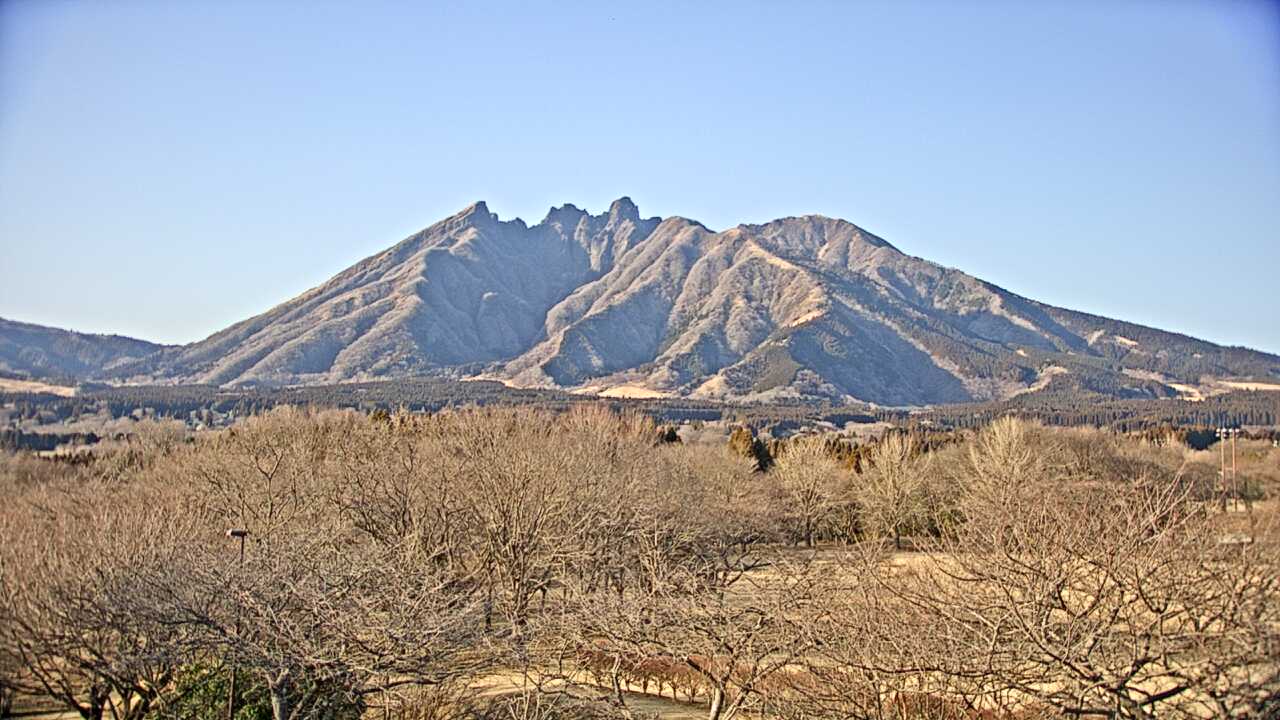 南阿蘇からみた阿蘇山系の根子岳