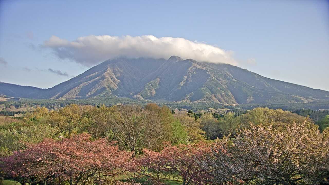 南阿蘇からみた阿蘇山系の根子岳