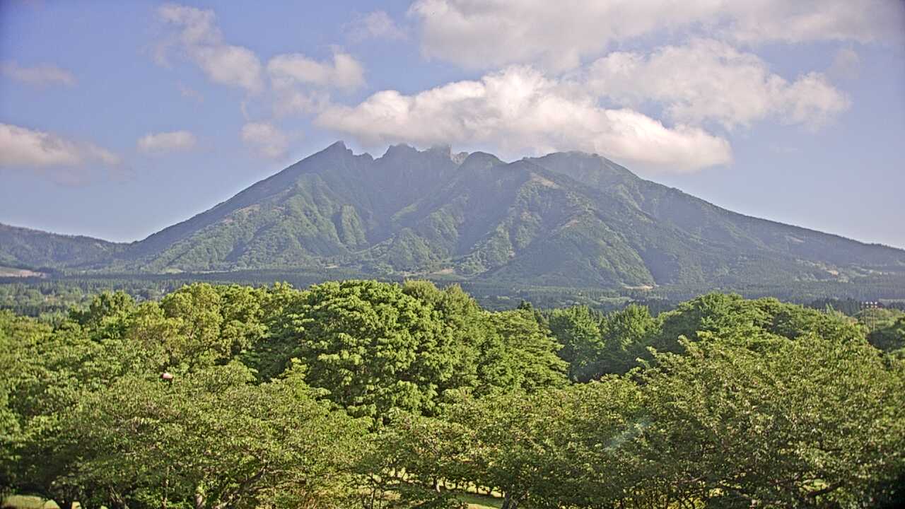 南阿蘇からみた阿蘇山系の根子岳