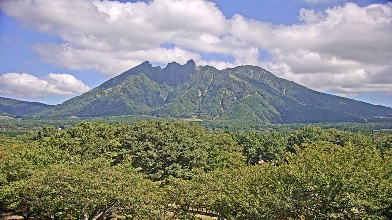 Mt. Neko as viewed from the southern area of Mt. Aso