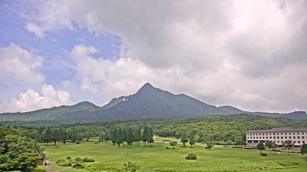 Mt. Karasugasen as viewed from Kagamiganaru in Mt. Daisen