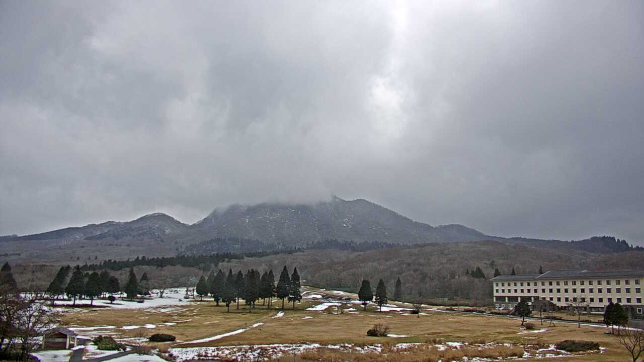 Mt. Karasugasen as viewed from Kagamiganaru in Mt. Daisen