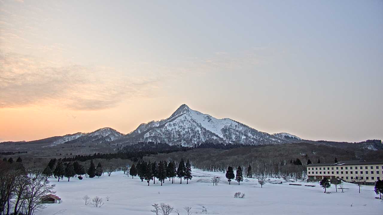 Mt. Karasugasen as viewed from Kagamiganaru in Mt. Daisen