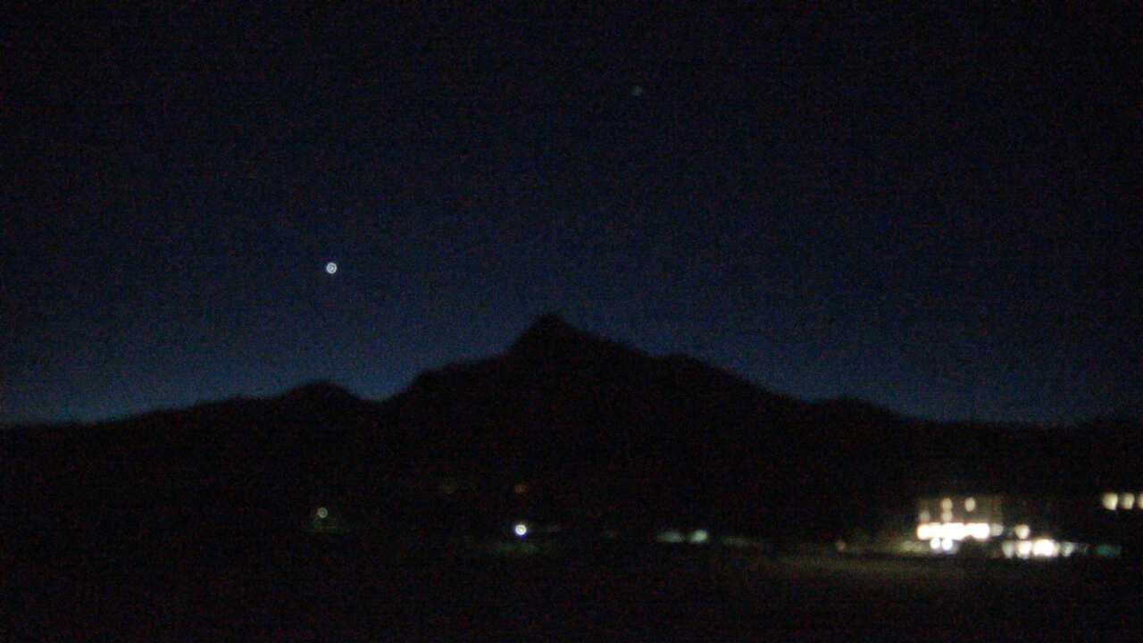 Mt. Karasugasen as viewed from Kagamiganaru in Mt. Daisen