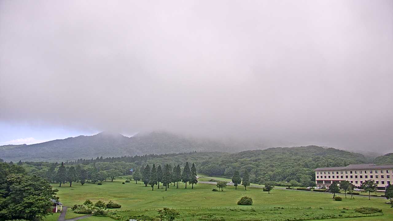 Mt. Karasugasen as viewed from Kagamiganaru in Mt. Daisen
