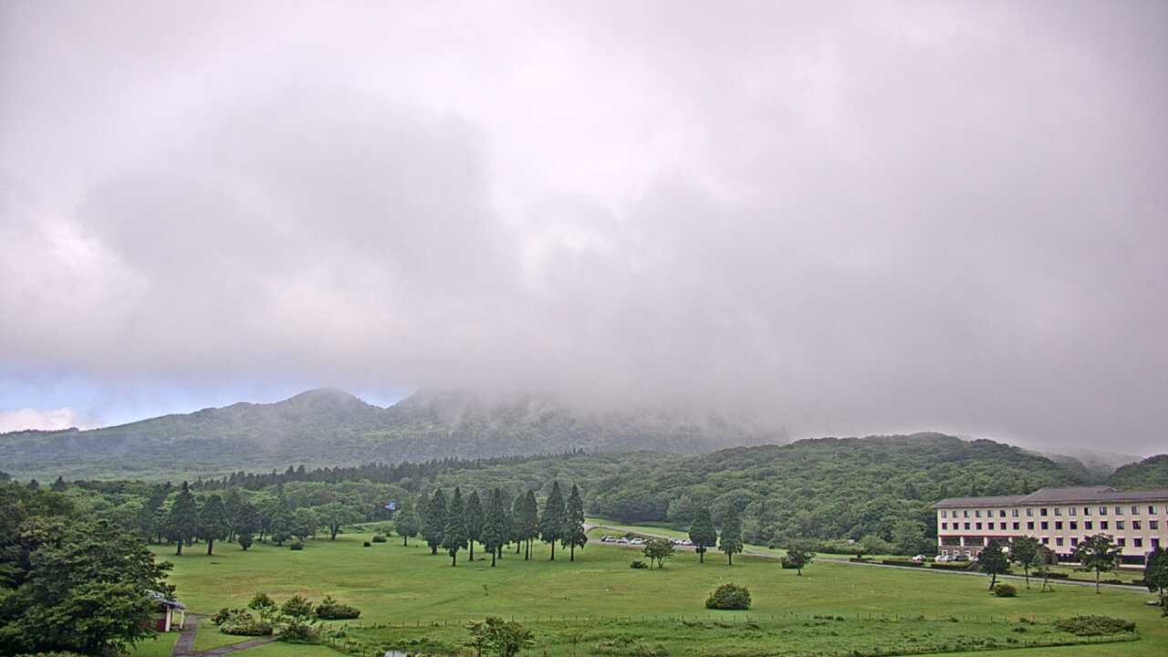 Mt. Karasugasen as viewed from Kagamiganaru in Mt. Daisen