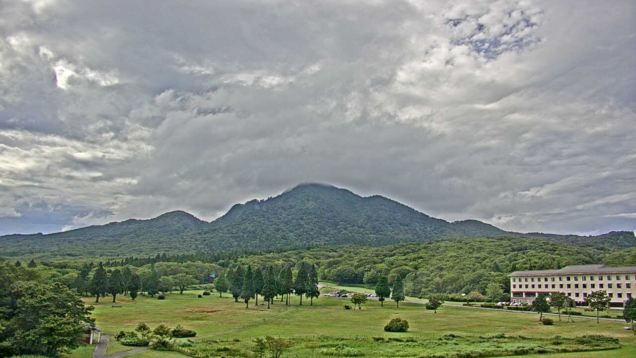 Mt. Karasugasen as viewed from Kagamiganaru in Mt. Daisen
