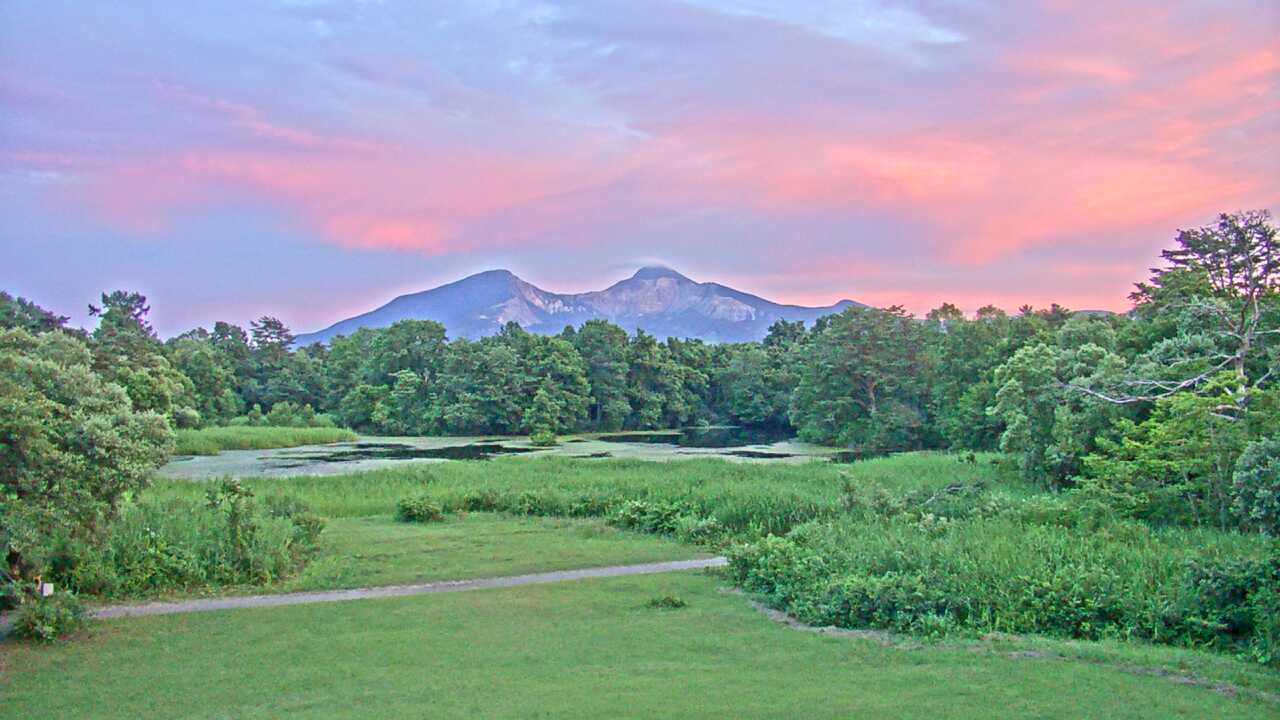 裏磐梯レンゲ沼と磐梯山
