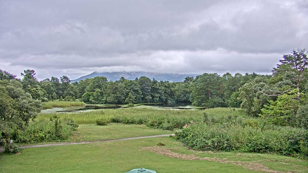 裏磐梯レンゲ沼と磐梯山
