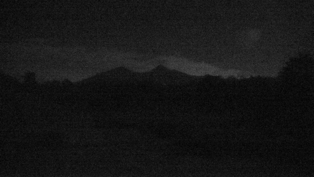 裏磐梯レンゲ沼と磐梯山