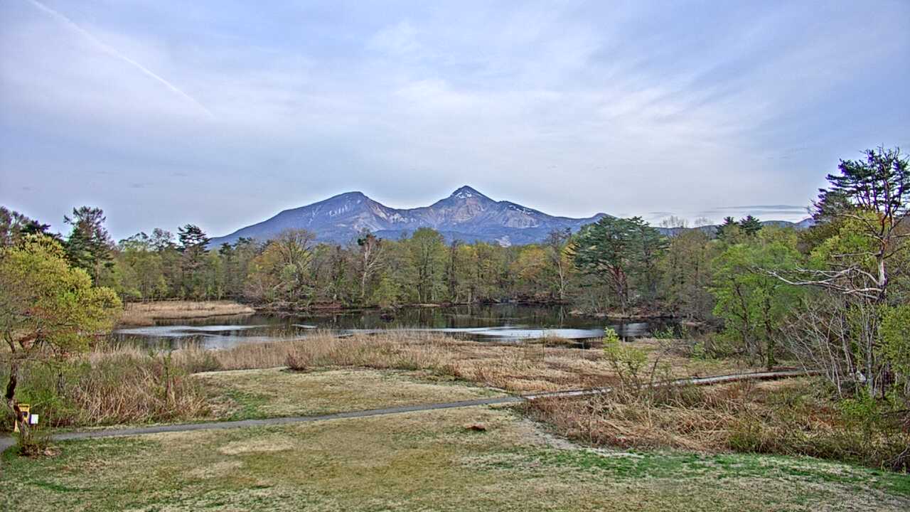 裏磐梯レンゲ沼と磐梯山
