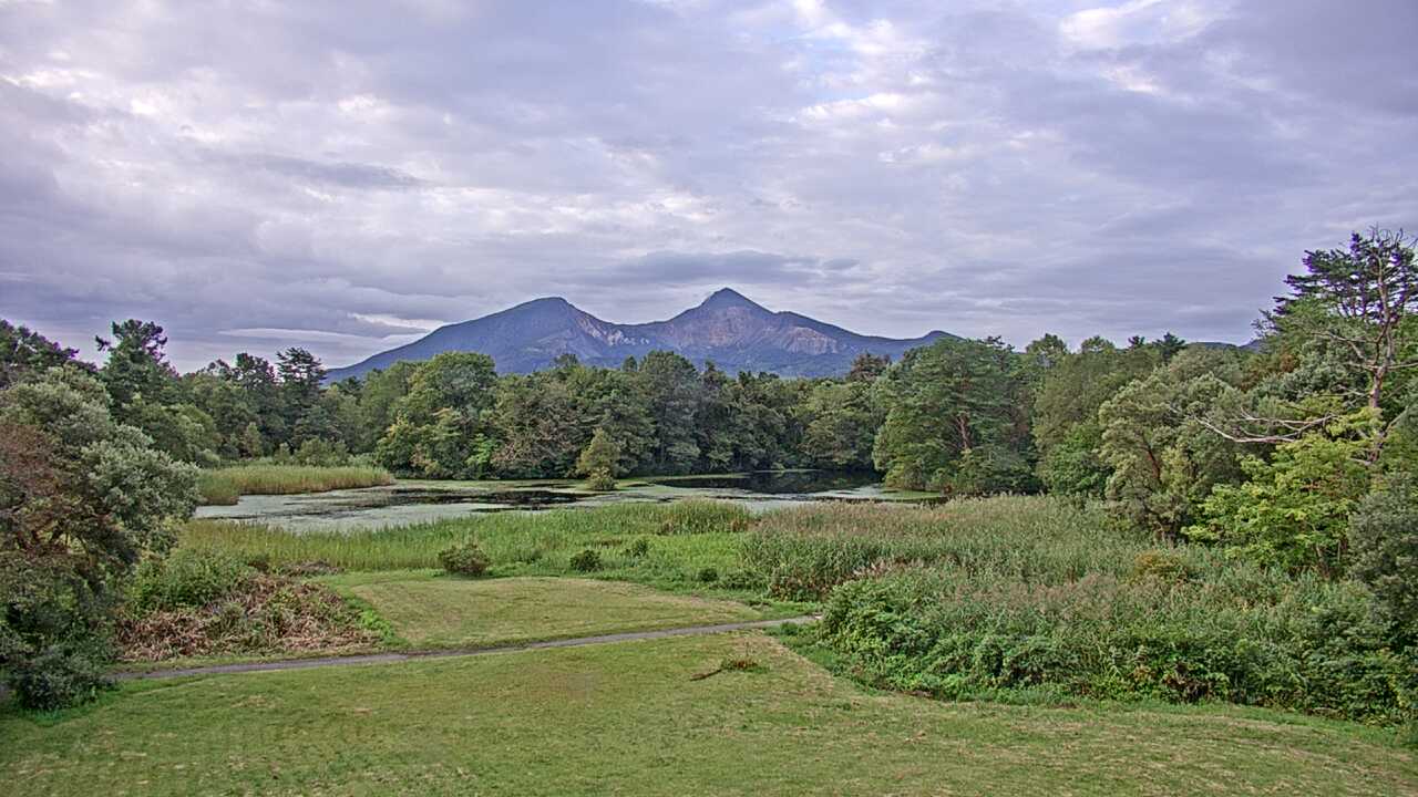 裏磐梯レンゲ沼と磐梯山