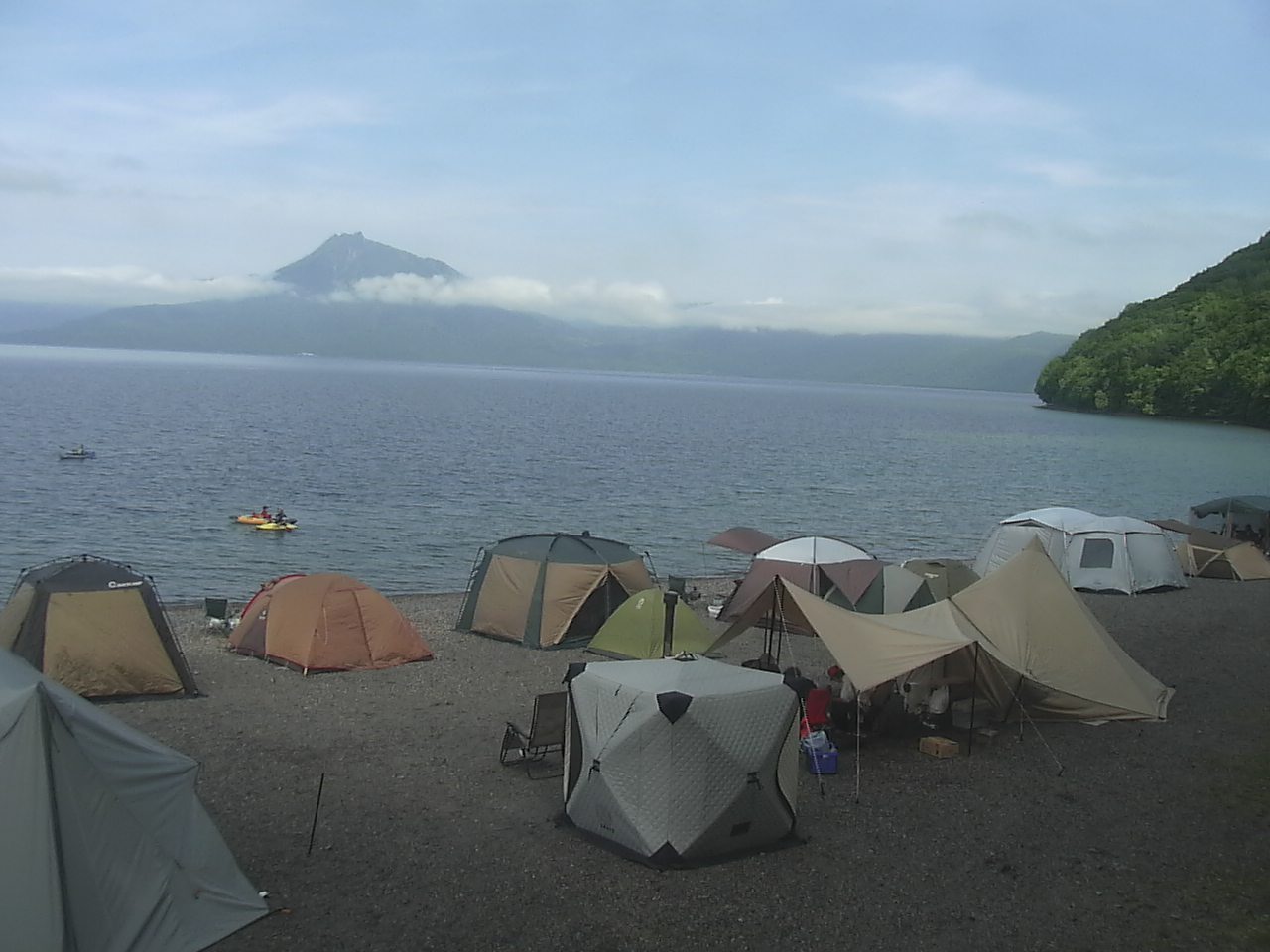 支笏湖と周辺の山々