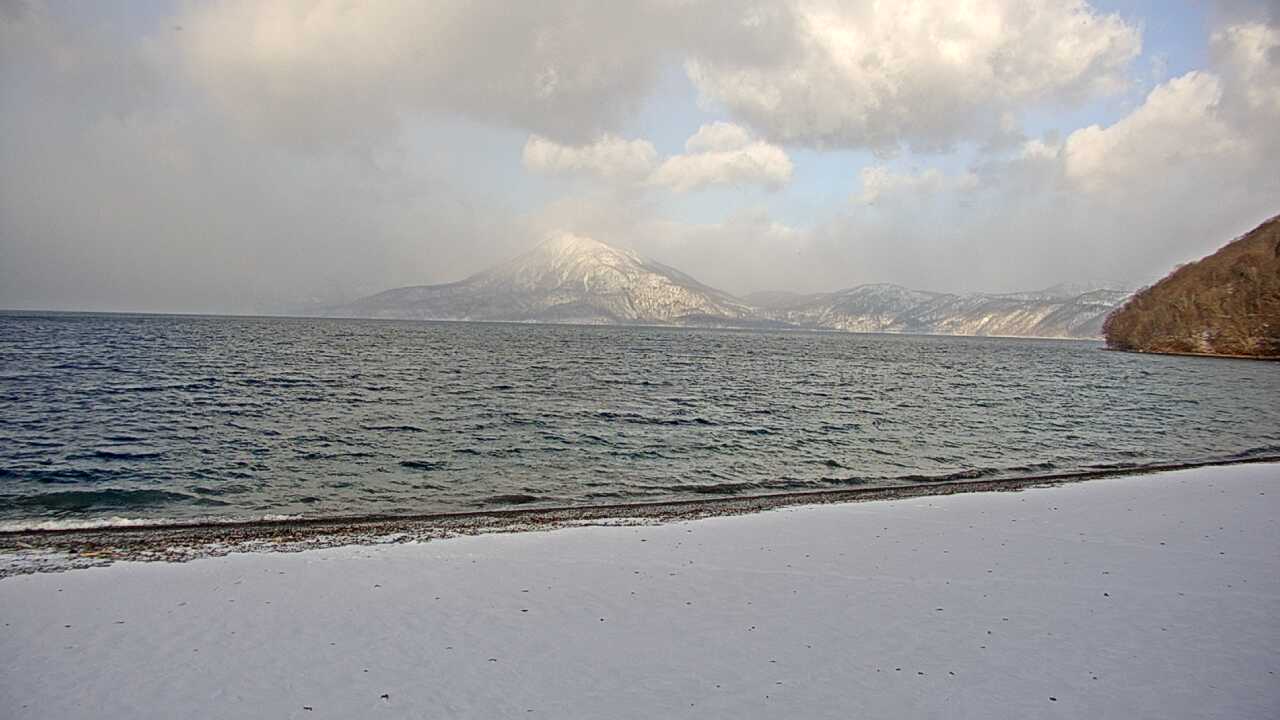 支笏湖と周辺の山々