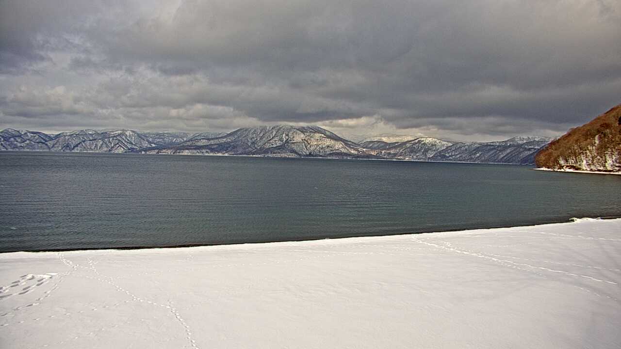 支笏湖と周辺の山々