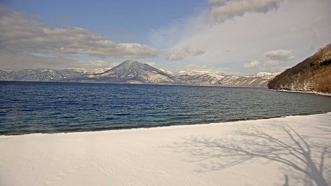 支笏湖と周辺の山々