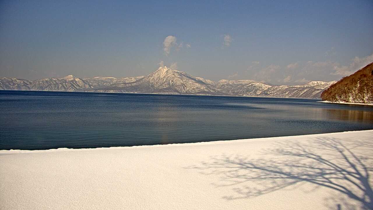 支笏湖と周辺の山々