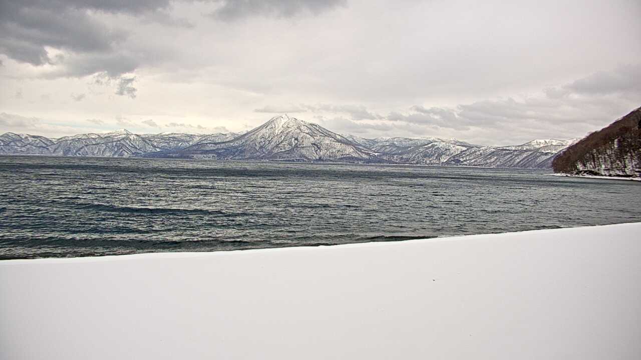 支笏湖と周辺の山々